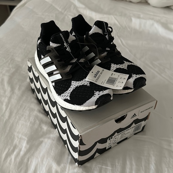 Adidas ultraboost DNA x marimekko women's US6 - Picture 1 of 7